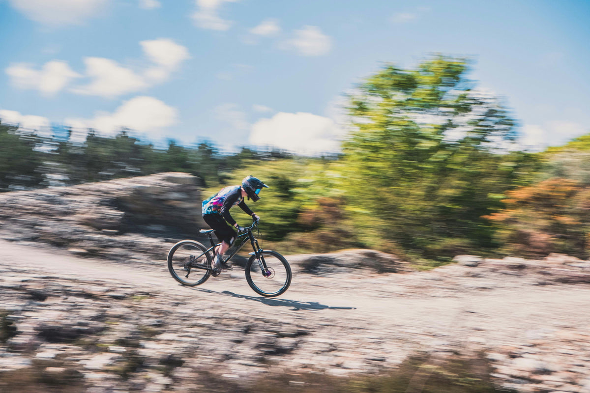 VTT de descente dans les Pyrénées : les meilleurs spots et équipements requis