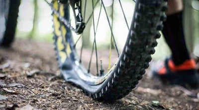 Pneus VTT : faut-il passer au tubeless ou rester en chambre à air ?