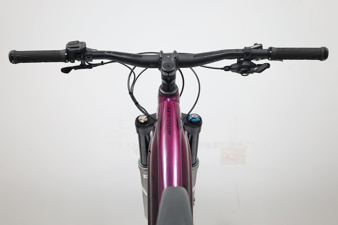 LIV Intrigue X E+1 2022 T.S